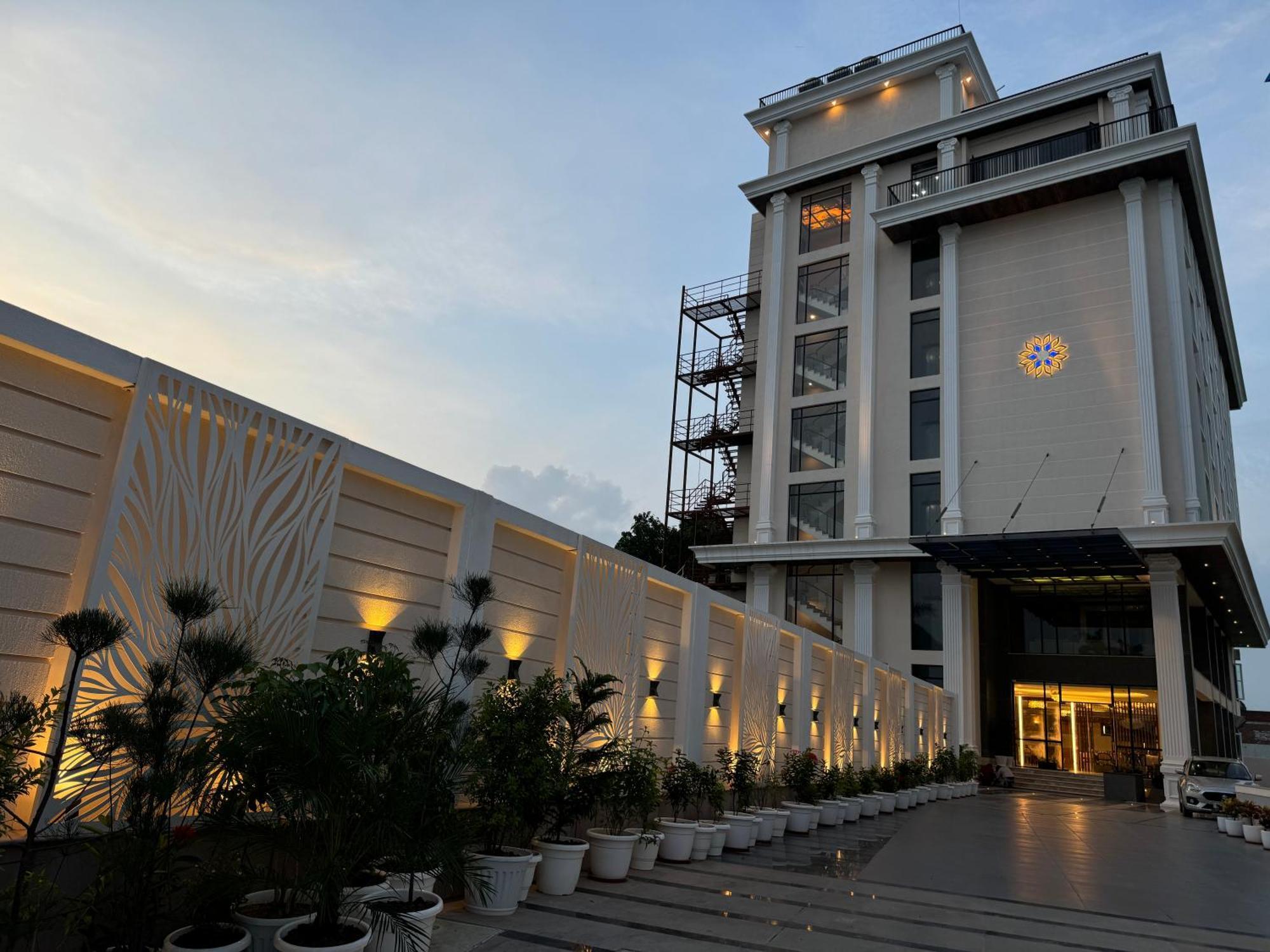The Mudra Hotel فاراناسي المظهر الخارجي الصورة